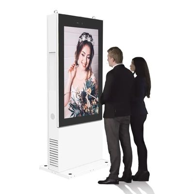 Las pantallas de publicidad digital al aire libre impermeables muestran dos pantallas de alto brillo